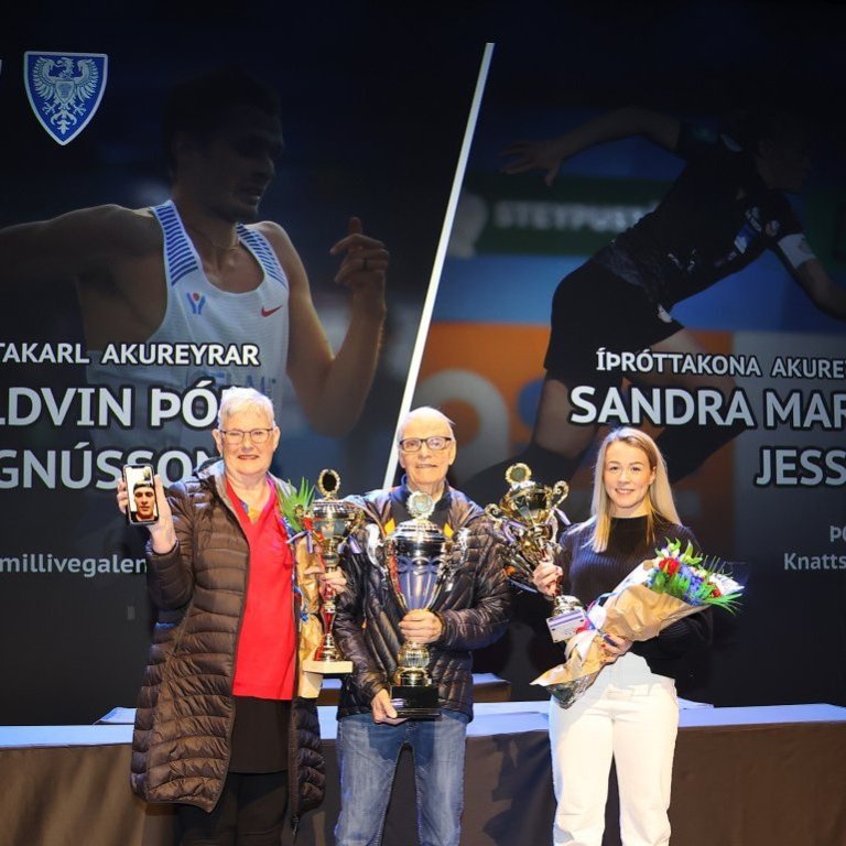 Á myndinni má sjá Söndru Maríu íþróttakonu Akureyrar 2023 og ömmu og afa Baldvins Þórs þau Guðrúnu Freysteins og Húnna Snædal sem tóku við viðurkenningunni fyrir hans hönd sem íþróttakarl Akureyrar 2023