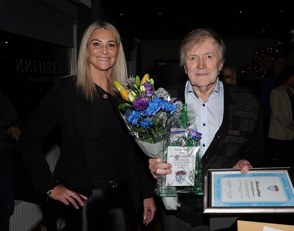 Birna Baldursdóttir með heiðursfélaga ÍBA, Þresti Guðjónssyni