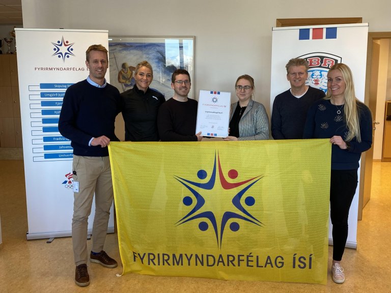 Á myndinni eru frá vinstri; Ellert Örn Erlingsson forstöðumaður íþróttamála hjá Akureyrarbæ, Birna B…
