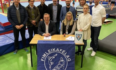 Það voru Eiríkur Jóhannsson, formaður KA, og Ásthildur Sturludóttir, bæjarstjóri, sem undirrituðu sa…