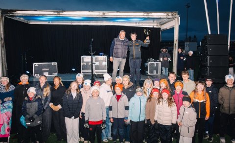 Jóna Finndís Jónsdóttir og Jóhann Steinar Ingimundarson formaður UMFÍ við afhendingu bikarsins ásamt&hellip;