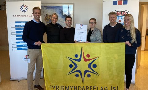 Á myndinni eru frá vinstri; Ellert Örn Erlingsson forstöðumaður íþróttamála hjá Akureyrarbæ, Birna B…