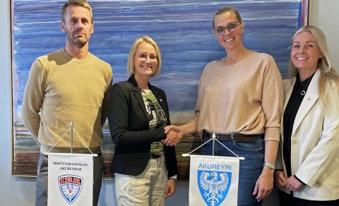 Frá undirritun samningsins í gær. Ellert Örn Erlingsson, forstöðumaður íþróttamála Akureyrarbæjar, J…